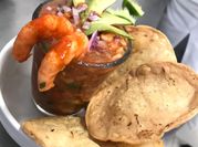 Una foto de cóctel de gambas con aguacate