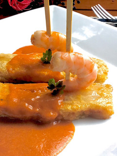 Una foto de Pencas rellenas de velouté de gambas en salsa de sus cabezas