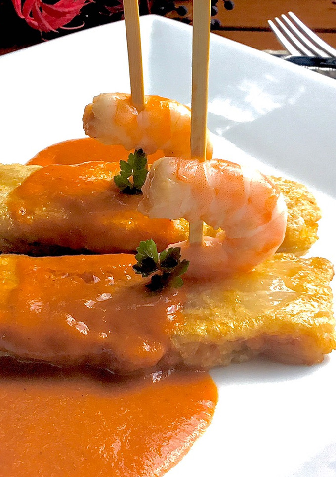 Una foto de Pencas rellenas de velouté de gambas en salsa de sus cabezas