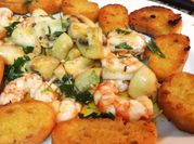 Una foto de tapas con mariscos