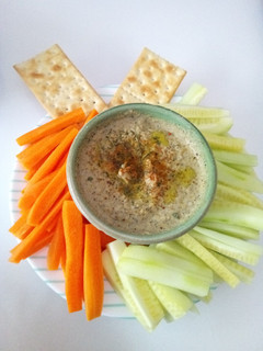 Una foto de Hummus con crudités casero