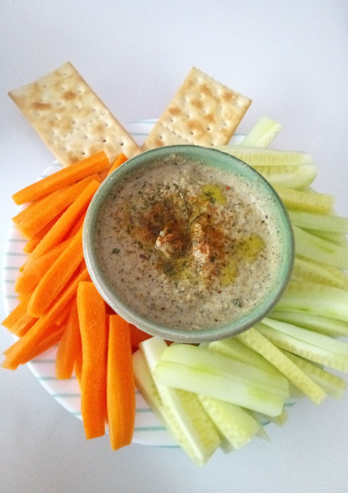 Una foto de Hummus con crudités casero