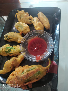 ભરેલા મરચાં ના ભજીયા (Bharela Marcha Bhajiya Recipe In Gujarati) રેસીપી મુખ્ય ફોટો