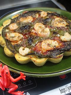 Una foto de Pizza de gambas, beicon y pimientos-sin harina