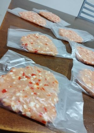 Una foto de (KETO) Hamburguesas de pollo y morrón, y jamón y queso