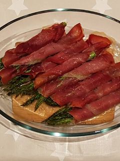 Una foto de Espárragos con jamón