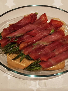 Una foto de Espárragos con jamón