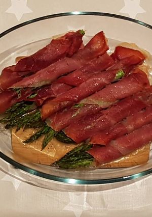Una foto de Espárragos con jamón