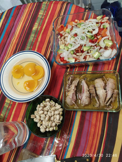 Una foto de Perdiz escabechada. Ensalada de judías blancas con vegetales