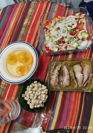 Una foto de Perdiz escabechada. Ensalada de judías blancas con vegetales