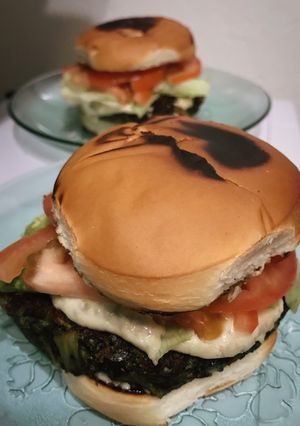 Una foto de Hamburguesa de acelga 🍔🥬 cebolla caramelizada y salsa de roquefort 🧀🐭