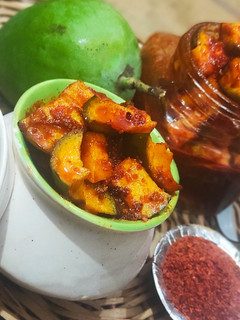 ગોળ કેરી નું અથાણું (Gol Keri Athanu Recipe In Gujarati) રેસીપી મુખ્ય ફોટો