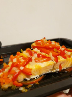 Una foto de Salmón al horno con tomate y pimentón