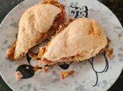 Una foto de tostada de paté