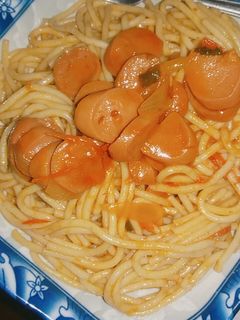 Una foto de Spaghetti con salchicha guisada