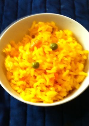 Una foto de Arroz con azafrán y vegetales