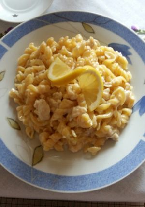Tejszínes, fokhagymás, halas tészta recept fotója