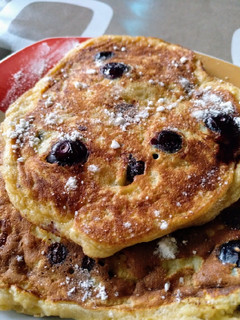 Una foto de Pancakes de plátano, arándanos y chips de chocolate FÁCILES 🥞