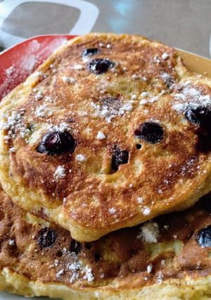 Foto principal de Pancakes de plátano, arándanos y chips de chocolate FÁCILES 🥞