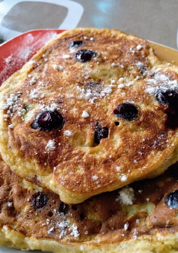 Una foto de Pancakes de plátano, arándanos y chips de chocolate FÁCILES 🥞