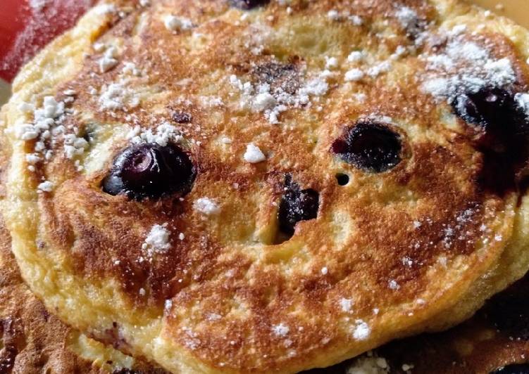 Pancakes de plátano, arándanos y chips de chocolate FÁCILES 🥞