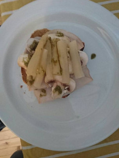 Una foto de Tostada de espárragos y champiñones