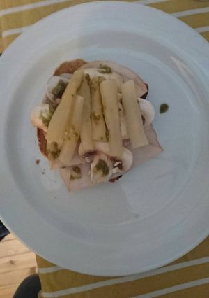 Una foto de Tostada de espárragos y champiñones