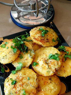 ब्रेड सूजी इडली (Bread Suji Idli Recipe in Hindi) रेसिपी मुख्य फोटो