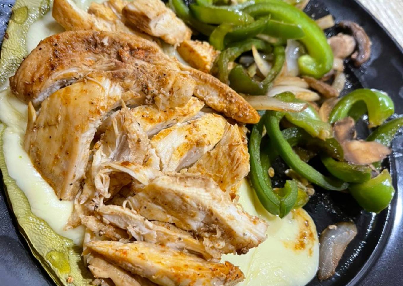 Nopales asados con queso en air fryer y fajitas de pollo con verduras salteadas 🤤