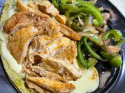 Una foto de fajitas de pollo bbq