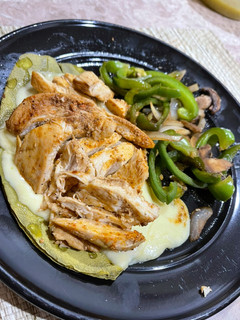 Una foto de Nopales asados con queso en air fryer y fajitas de pollo con verduras salteadas 🤤