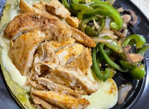 Una foto de Nopales asados con queso en air fryer y fajitas de pollo con verduras salteadas 🤤