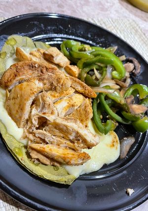 Una foto de Nopales asados con queso en air fryer y fajitas de pollo con verduras salteadas 🤤