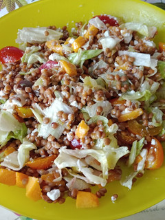 Una foto de Ensalada de lentejas y melocotón