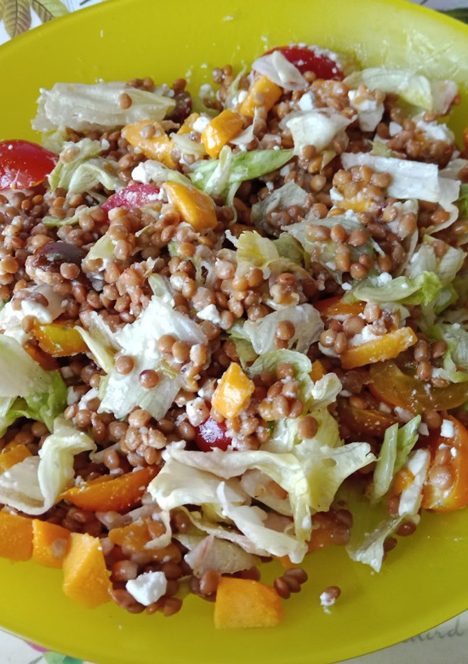 Una foto de Ensalada de lentejas y melocotón