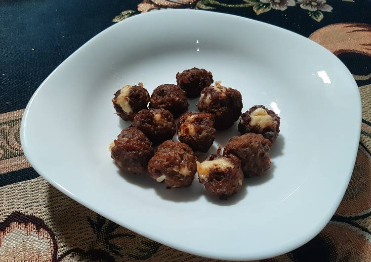 Bola daging isi keju