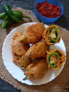 ભરેલા મરચા ના ભજીયા (Bharela Marcha Bhajiya Recipe In Gujarati) રેસીપી મુખ્ય ફોટો