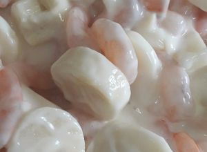 Una foto de Ensalada de Colitas de Camarones y Palmitos