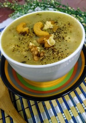 A picture of Mac chicken oats meal soup.