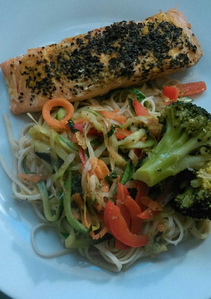 Una foto de Salmón con naranja y basilico en papillote con fideos chinos salteados con verduras
