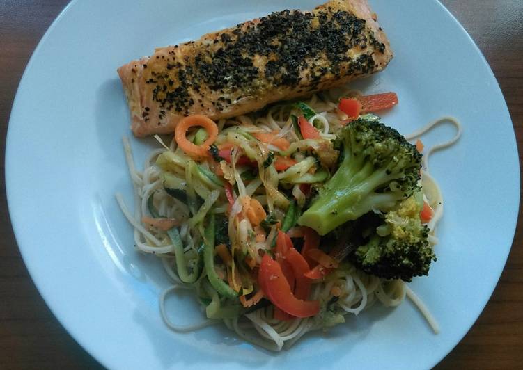 Salmón con naranja y basilico en papillote con fideos chinos salteados con verduras