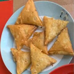 A picture of Crispy chicken mince somosay.