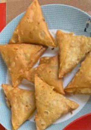 A picture of Crispy chicken mince somosay.