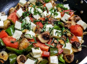 Una foto de Caprese Con Champignone🍄 y Pimentón verde...!🌶️