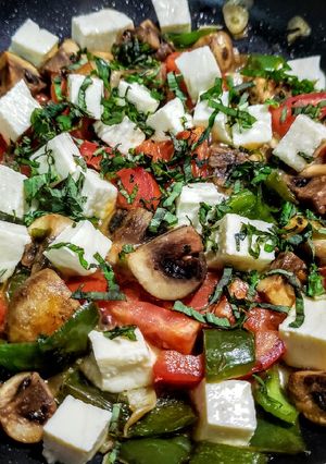Una foto de Caprese Con Champignone🍄 y Pimentón verde...!🌶️