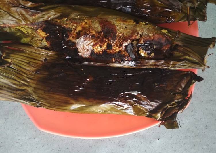 Cara Gampang Menyiapkan Ikan Bakar daun pisang yang Bikin Ngiler
