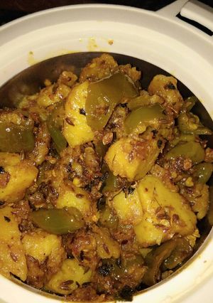 आलू शिमला मिर्च की चटपटी सब्ज़ी (Aalu Shimla mirch ki Chatpati Sabzi recipe in hindi) रेसिपी मुख्य फोटो