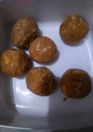 आटे के लड्डू (atte ke ladoo recipe in Hindi) रेसिपी मुख्य फोटो