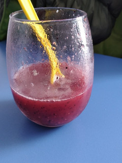 Una foto de Licuado y helado de arándanos