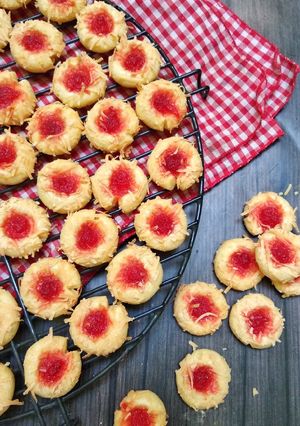 Foto resep Strawberry Cheese Thumbprint Cookies